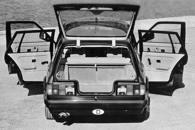 BMW IX Touring tagantvaates avatud ustega.jpg